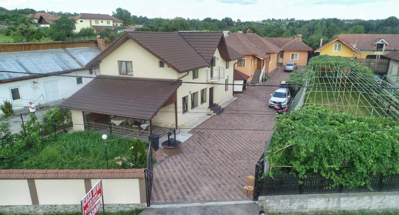 Pensiunea Casa Deny Hotell Novaci-Străini Exteriör bild