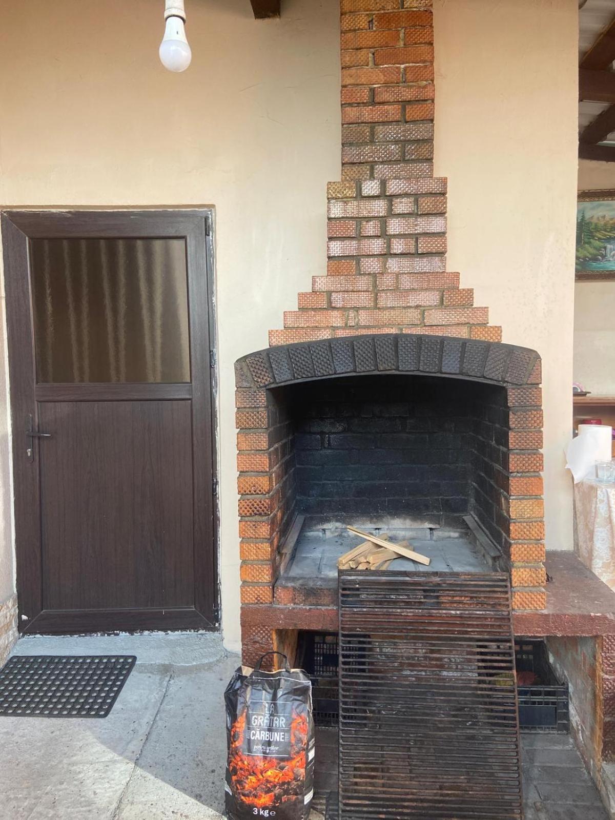 Pensiunea Casa Deny Novaci-Străini Exteriör bild